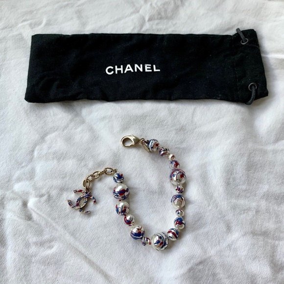 CHANEL PAINT SPLATTER & CC LOGO PEARL BRACELET - Picture 2 of 5